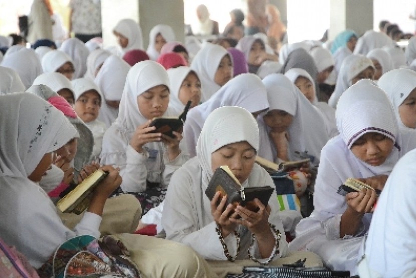 5 Keutamaan Menyantuni Anak Yatim Menurut Al Quran dan Hadits yang Perlu Kamu Pahami